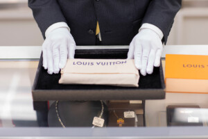 ショーケースの上にルイヴィトンの商品が乗っている
