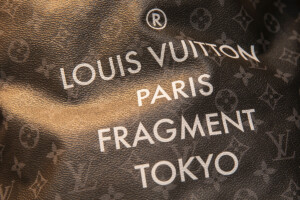 LOUIS VUITTON PARIS FRAGMENT TOKYOの文字が印字されたルイヴィトンのバッグ